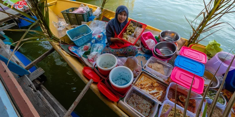 Pasar Terapung Kota Pengkalan Datu