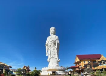 Wat Phothikyan Phutthaktham yang Memukau dengan Naga Gergasi