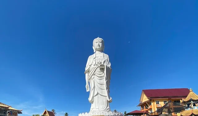 Wat Phothikyan Phutthaktham yang Memukau dengan Naga Gergasi