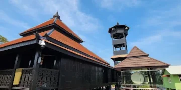 Keindahan Masjid Kampung Laut di Tumpat yang Menenangkan Jiwa